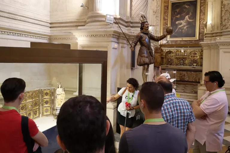 Visita guiada Sevilla monumental guia explicando orfebreria interior catedral sevilla visita guiada 768x512