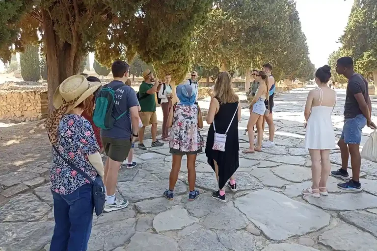 escuchando explicacion guia ruinas romanas visita guiada ciudad romana italica naturanda 1 3 11zon 768x512