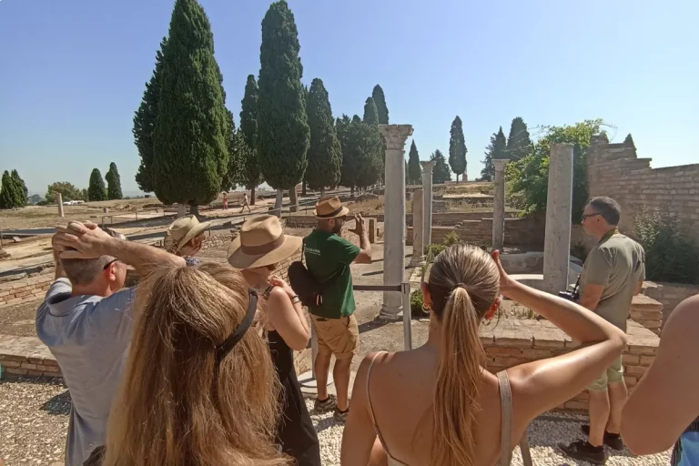 escuchando explicacion guia visita guiada ciudad romana italica naturanda 1 4 11zon 768x512