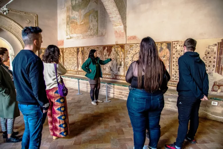 explicando pinturas interior monasterio san isidoro visita guiada ciudad romana italica naturanda 1 5 11zon 768x512