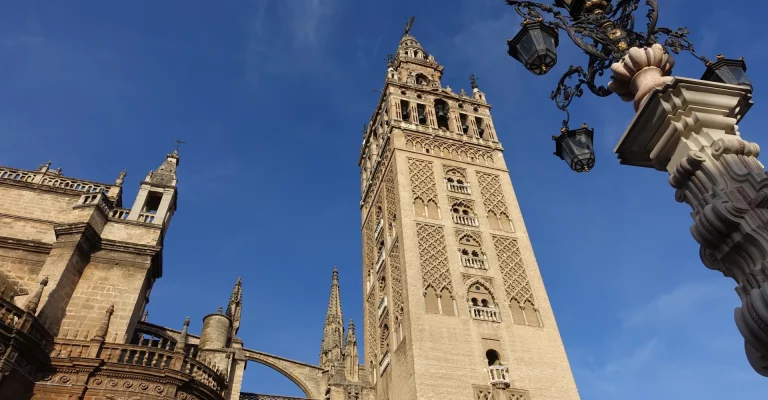 giralda catedral de sevilla Visita guiada Sevilla monumental  768x400