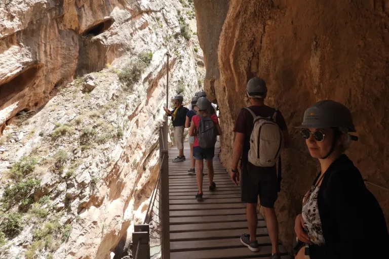 grupo boardeando paisaje rocoso visita guiada caminito del rey naturanda 1 768x512
