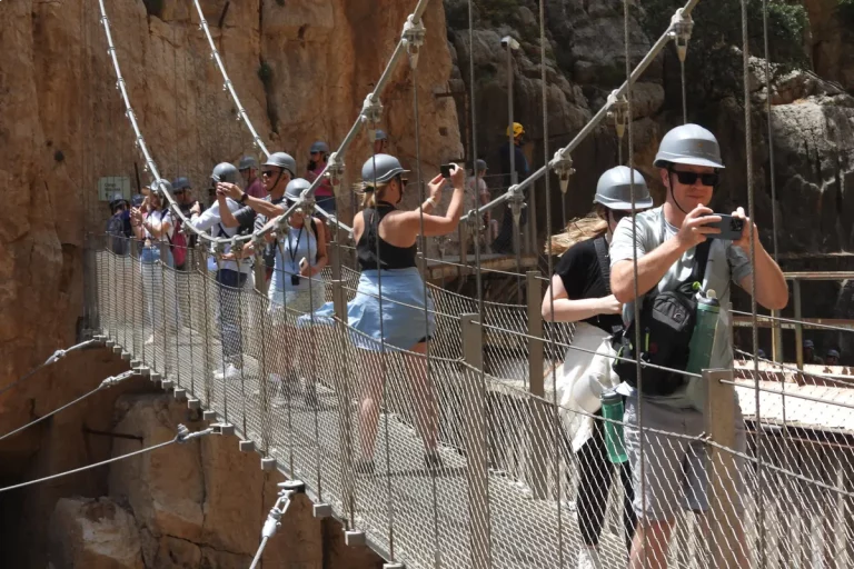 grupo cruzando puente colgante visita guiada caminito del rey naturanda 1 768x512