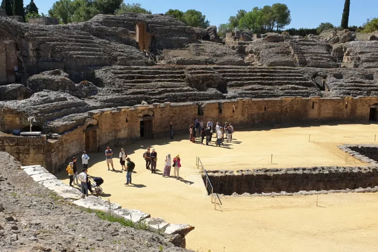 grupo en anfiteatro visita guiada ciudad romana italica naturanda 1 6 11zon 768x512