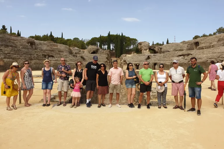 grupo posando con guia en centro anfiteatro visita guiada ciudad romana italica naturanda 1 768x512