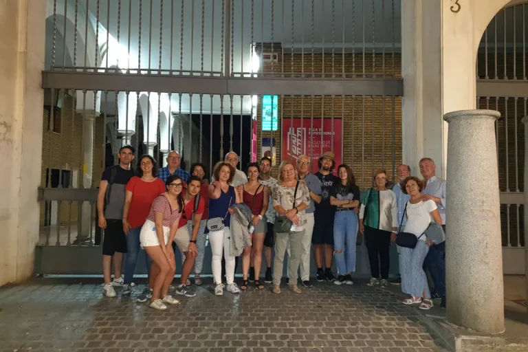 grupo posando delante facultad bellas artes ruta sevilla patrimonial 768x512