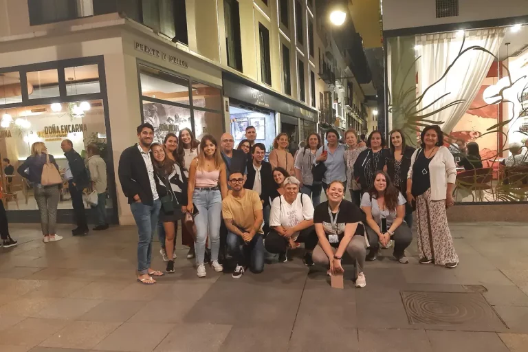 grupo realizando ruta sevilla patrimonial naturanda 1 768x512