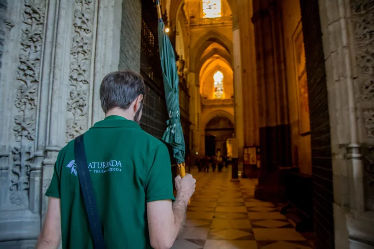 guia entrando imponente catedral sevilla para la visita guiada 768x512