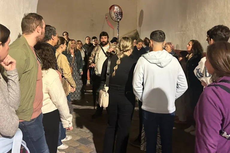 guia explicando historia callejon tradicional sevillano ruta sevilla encantada 768x512