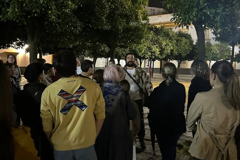 sevilla encantada nocturna escuchando explicacion guia 768x512