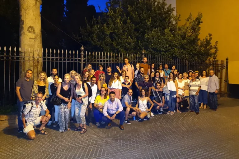 sevilla encantada nocturna grupo frente columnas historicas 768x512