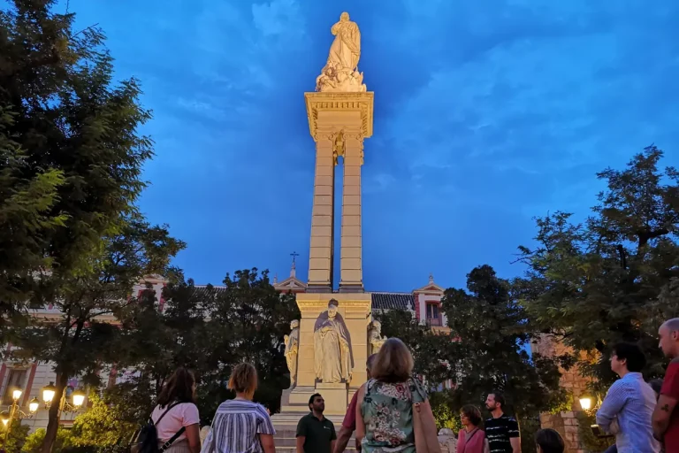 sevilla encantada nocturna plaza del triunfo 768x512