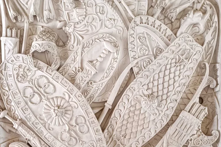 detalle escudo casa pilatos visita guiada 768x512