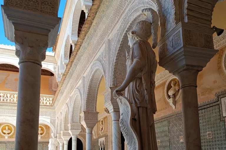 escultura patio interior visita guiada casa pilatos 768x512