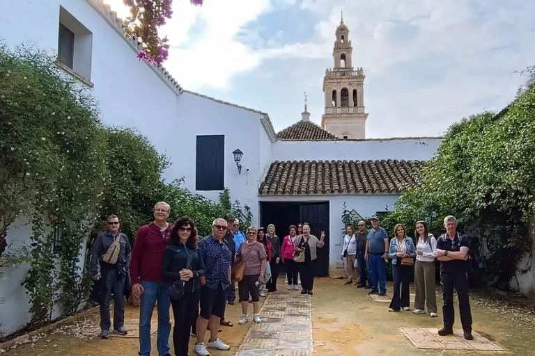 grupo en patio interior bodegas halcon lebrija sevilla visita guiada naturanda 1 768x512