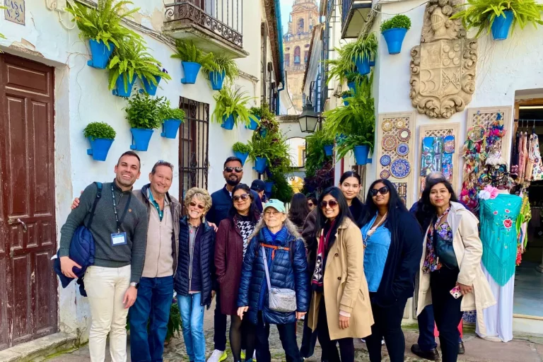 grupo posando callejuela cordoba tour guiado cordoba naturanda 1 768x512