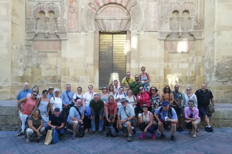 grupo posando frente entrada mezquita cordoba visita guiada naturanda 1 768x512