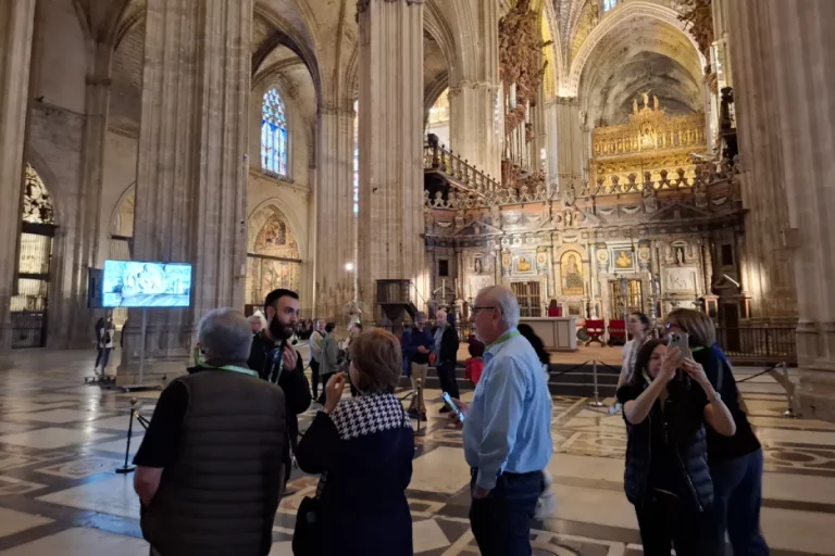 grupo visitando interior catedral sevilla visita guiada naturanda 1 768x512