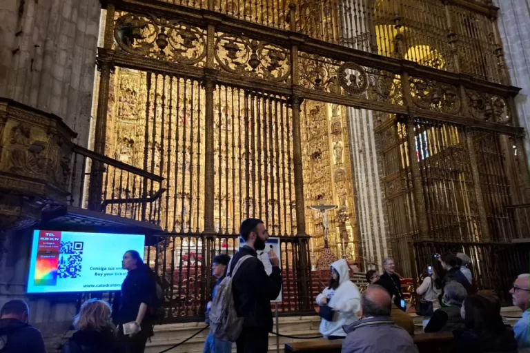 guia explicando decoracion interior catedral sevilla visita guiada naturanda 1 768x512