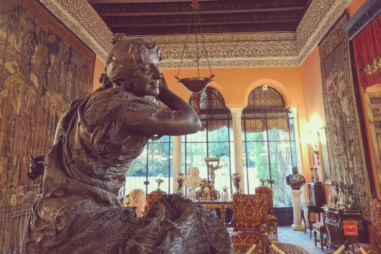 bella estatua decoracion interior palacio duenas visita guiada 2 768x512