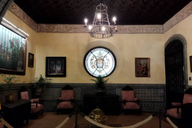 bello interior palacio duenas visita guiada 768x512