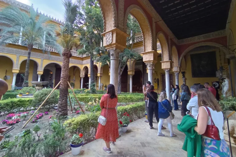 interior palacio duenas visita guiada 3 768x512