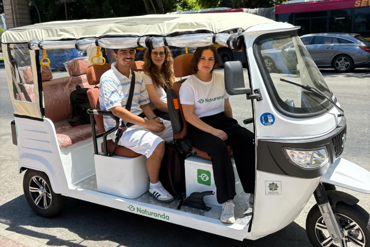 Paseo en tuk tuk por Sevilla para descubrir monumentos, barrios históricos y realizar un tour privado cómodo con guía en español o inglés.